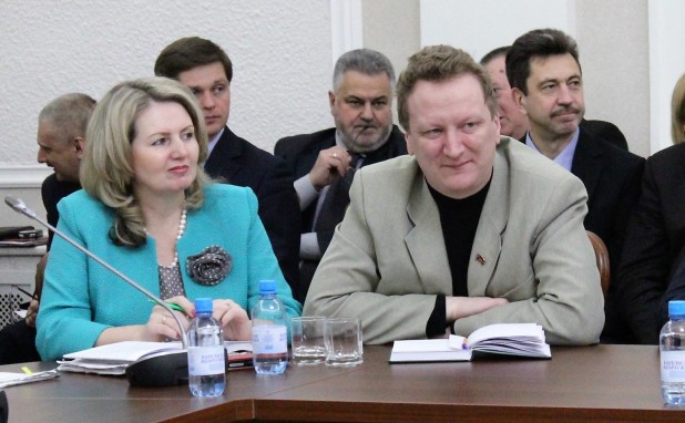 Пока еще министр здравоохранения Ерванд Хидишян (на заднем плане) наблюдает за семейным благополучием самой известной коммунистической четы Карелии - депутатов Ларисы и Александра Степановых