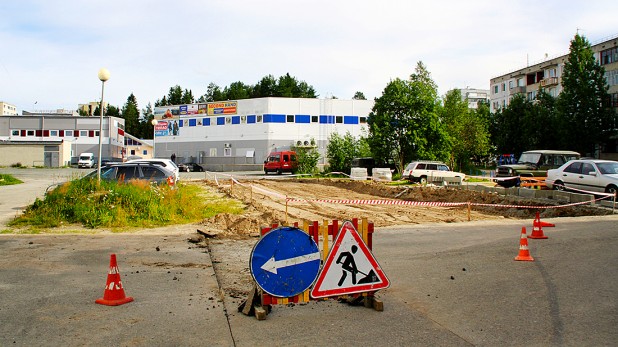 Реконструкция проезда к торговым центрам и магазины через Ленина,5 началась несколько дней назад