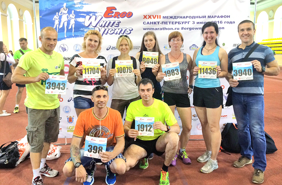 Иван и Дмитрий (слева в первом и втором рядах) - с виртуальными друзьями по бегу из Москвы, Санкт-Петербурга, Саратова, Череповца