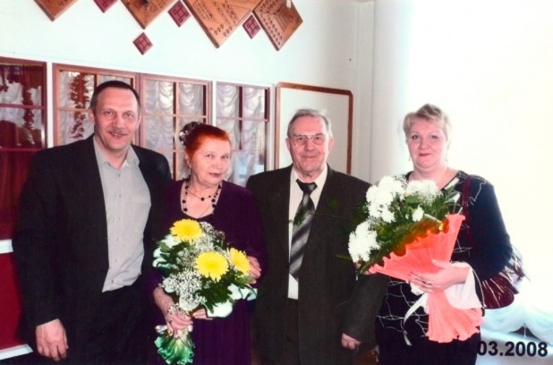 2008 год. Коноваловы - Владимир-Николаевич и Валентина Михайловна, и дети - Ирина и Сергей