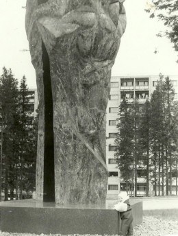 Две руки поднимающие кусок руды, - монумент дружбы в память о советско-финляндском сотрудничестве