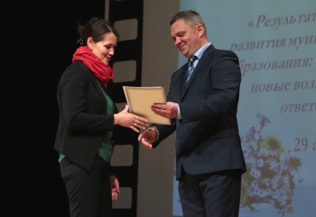 Марина Елфимова, учитель русского языка и литературы из гимназии, получает почетную грамоту министерства образования Карелии