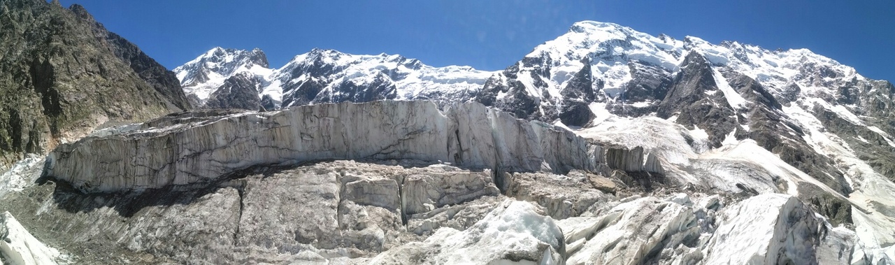 А это - первая ступень ледопада Кундюм-Мижирги. Высота ледовой стены, которую очень хорошо видно, составляет около 30метров. И это лишь верхняя часть ледника