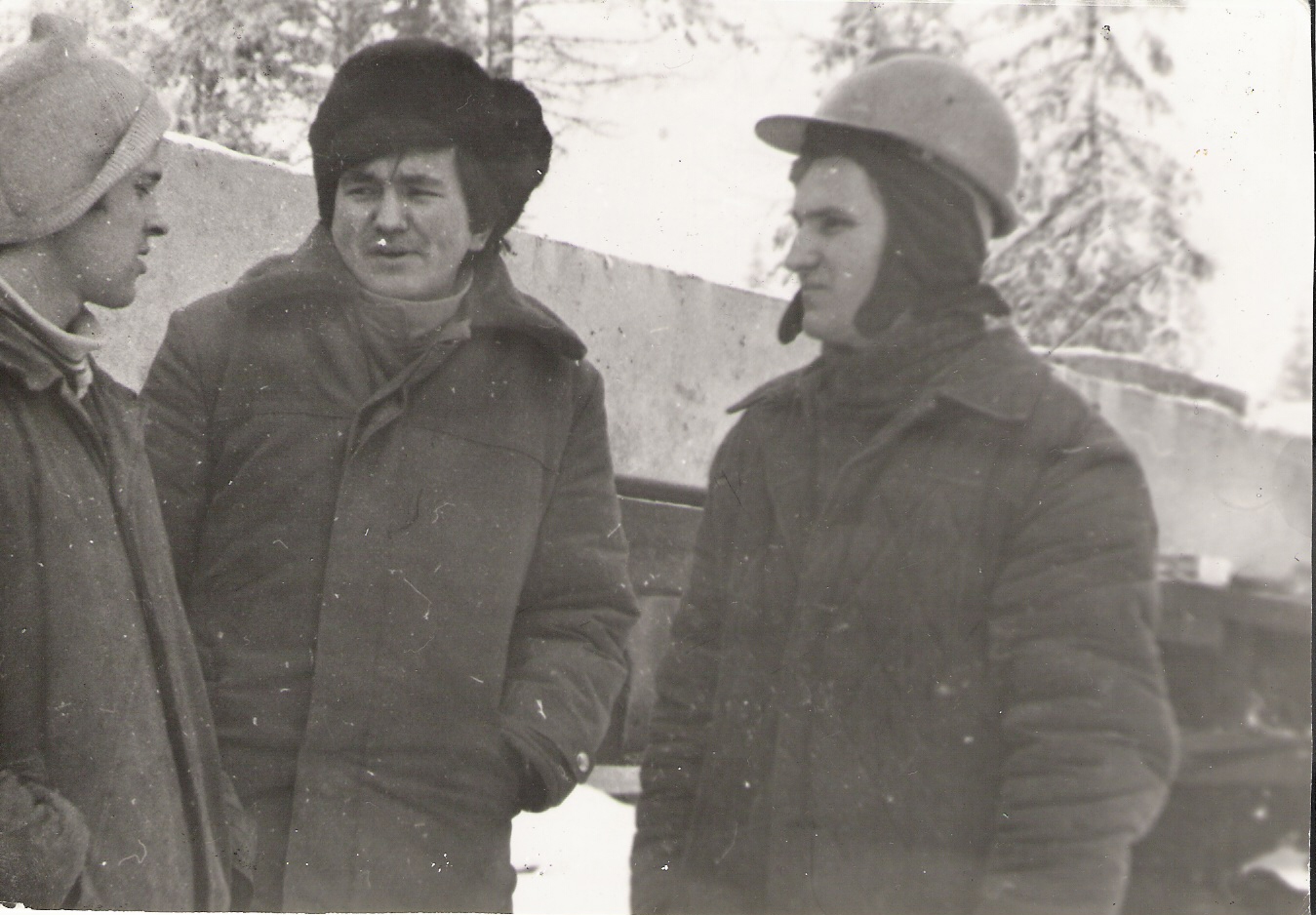 komsorg-askar-sharbakov-na-strojke-s-aktivistami-kolej-kutepovym-i-pashej-kubasovom-1984