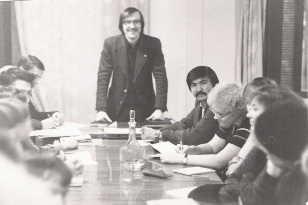 Первый секретарь Костомукшского горкома комсомола Георгий Киреев проводит совещание с активом, 1984 год