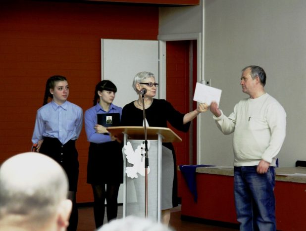 Тамара Григорьевна вручает Леониду письмо от сослуживца
