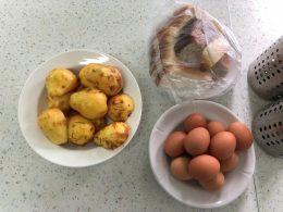 Груша, яйцо и хлеб