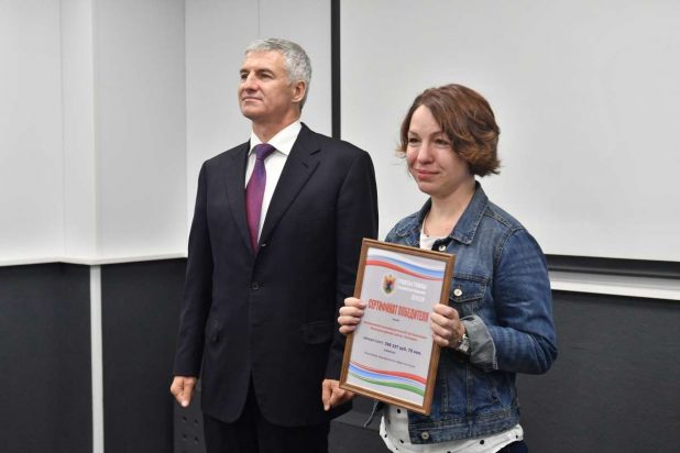 Сертификат на грант главы Карелии получила директор Центра "Среда" Анна Токарева