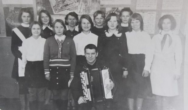 Мария Андреевна третья сверху слева на фото 1977 года – 60-е Октября