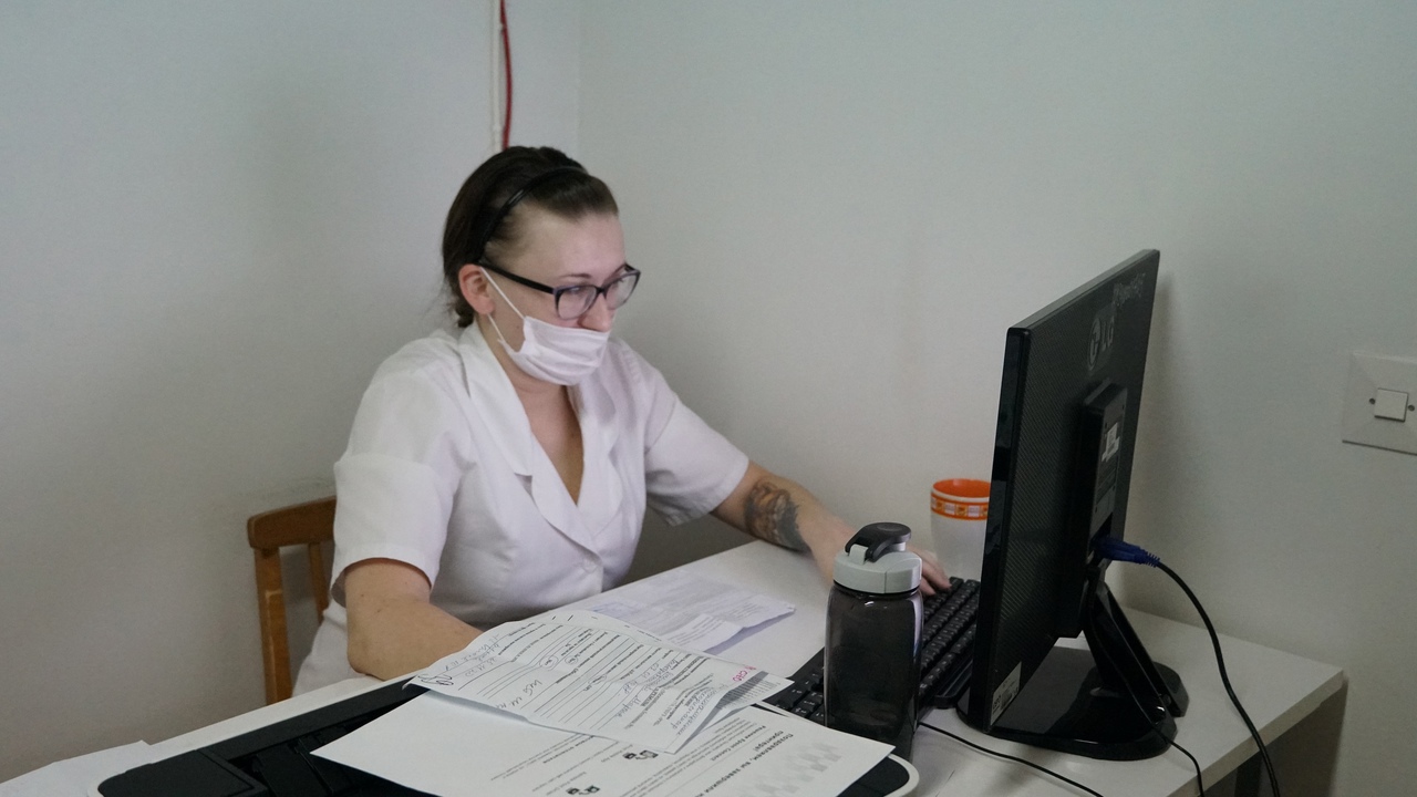 Медсестра Вера Гафурова вносит данные тестов в электронный реестр
