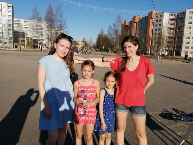 Команда «Лучики солнца»: Елена Баландина, Олеся Миронова, Алиса и Дарья Ахмеровы