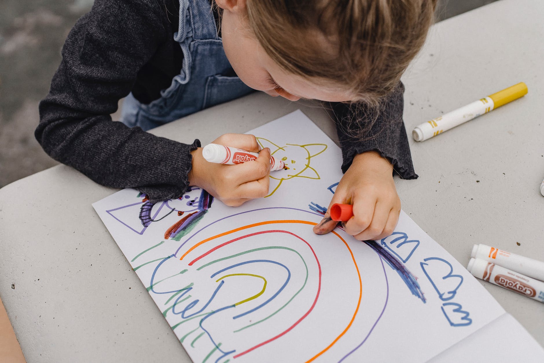 ребенок рисует девочка рисунок