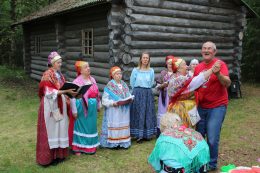 Участники общества карельской культуры Viena поют карельское песни