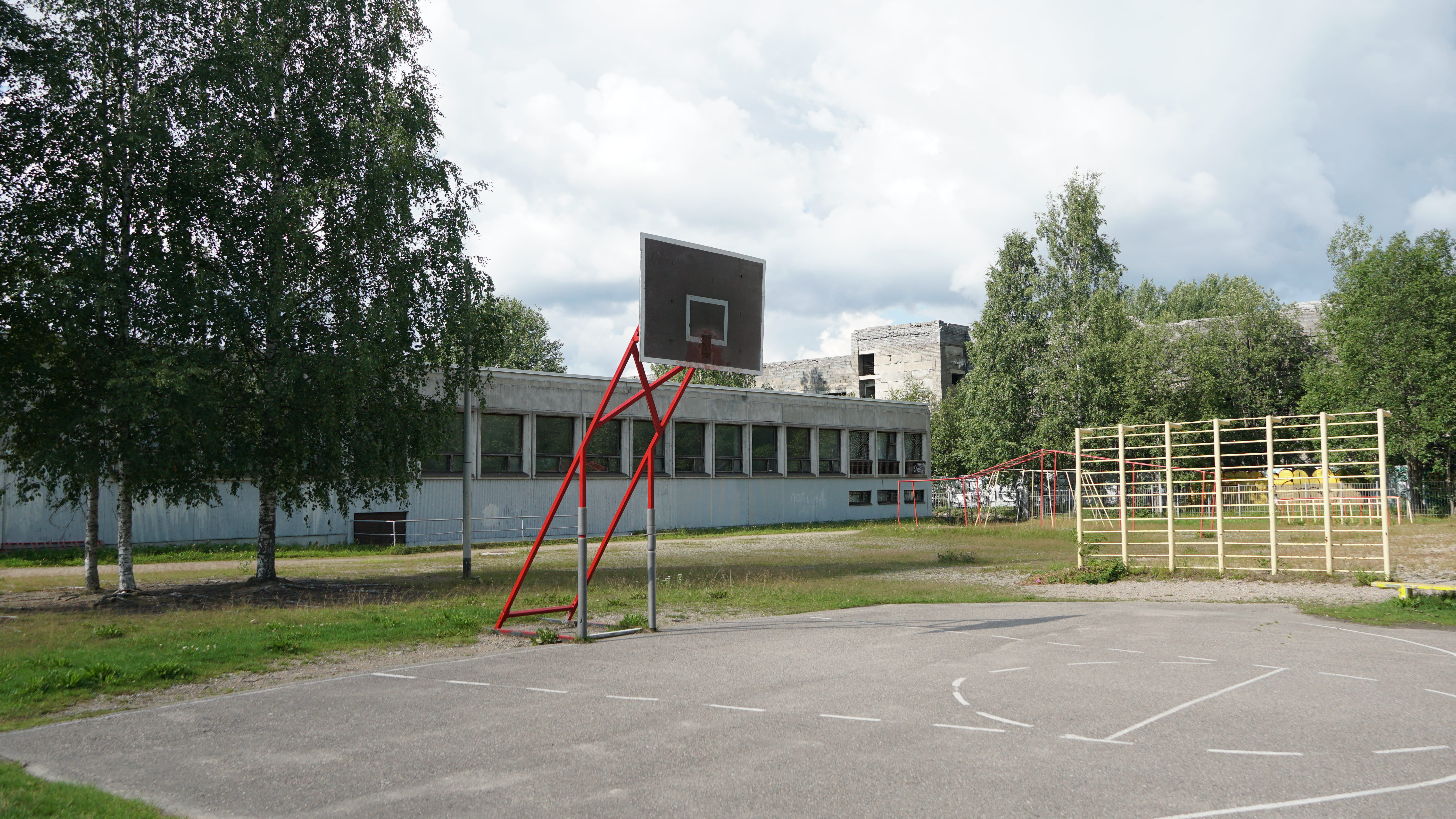 Баскетбольная площадка возле школы №3