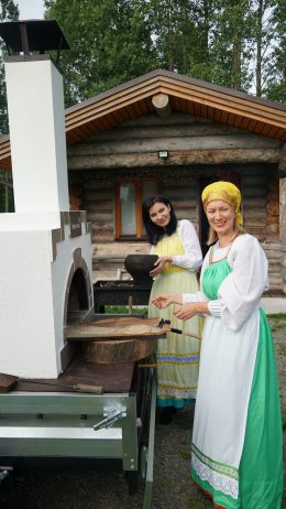 Мария Палеха и Юлия Филиппова ставят шульчинат в печь