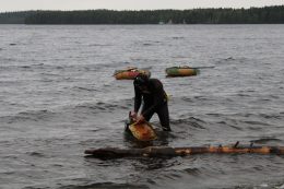 Волонтер убирает мусор со дна озера Контокки