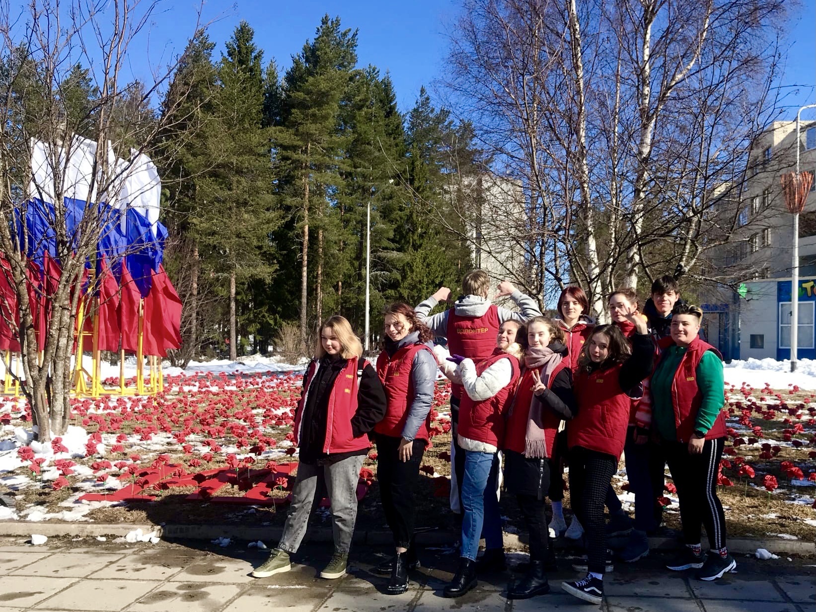 В День Победы  волонтеры отряда Partyhard украшают территорию у памятника «Павшим за Родину» 1418 гвоздиками – именно столько дней длилась Великая Отечественная война