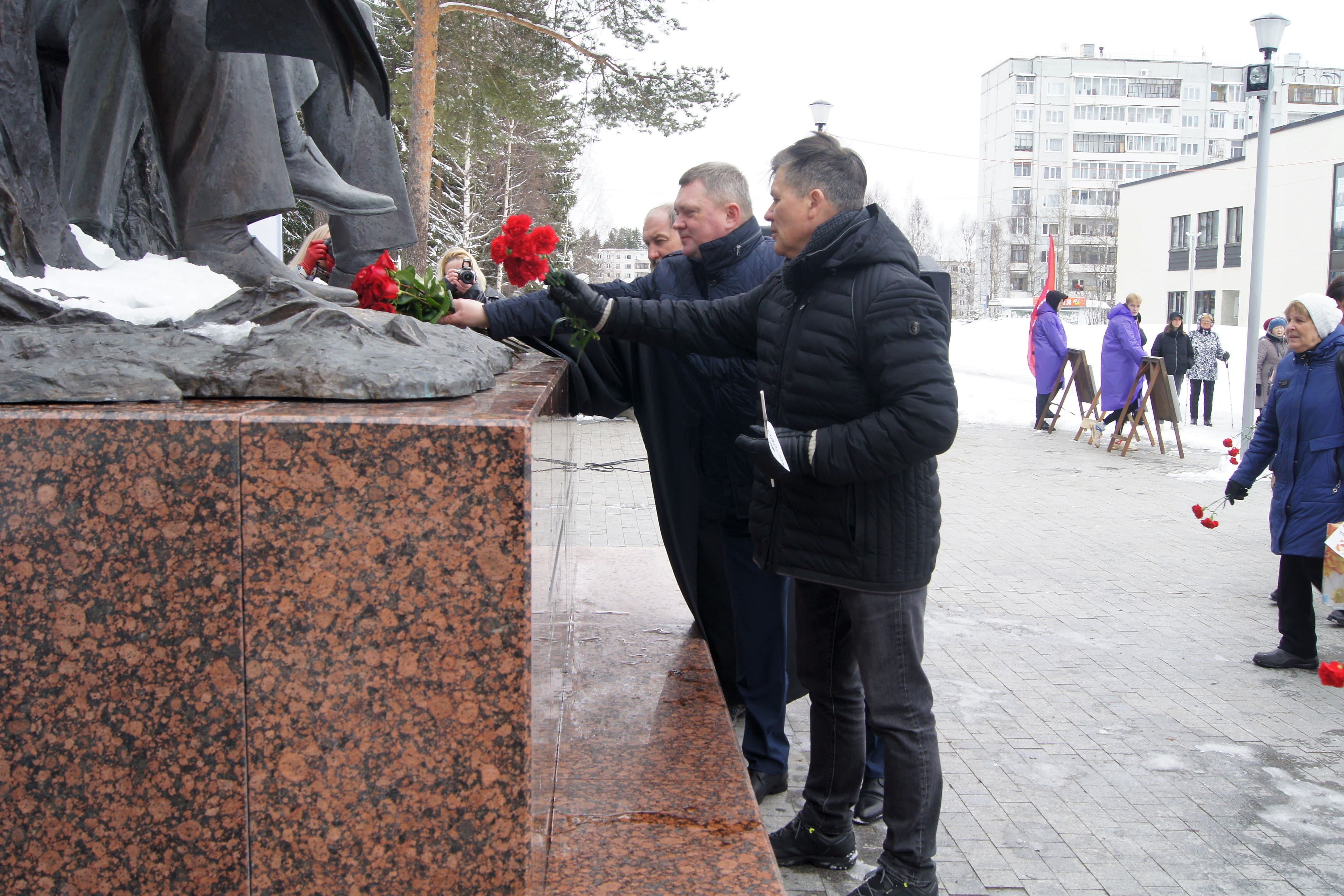 Возложение цветов в честь 40-летия Костомукши