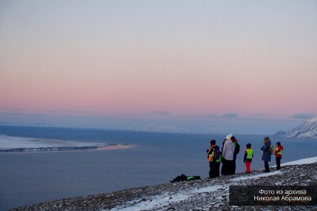 Школьники провожают солнце на Шпицбергене. В следующий раз они увидят его только через четыре месяца