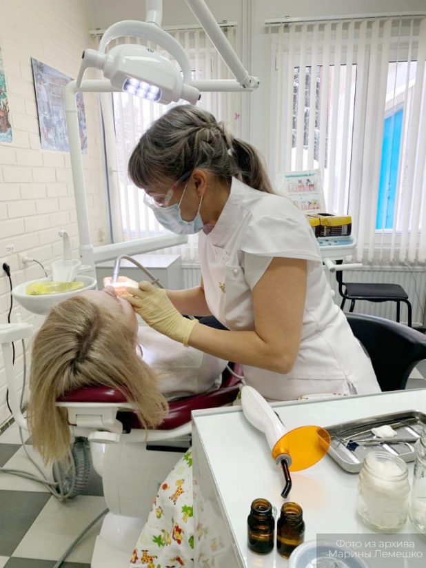 Марина Лемешко за работой в стоматологическом кабинете первой школы