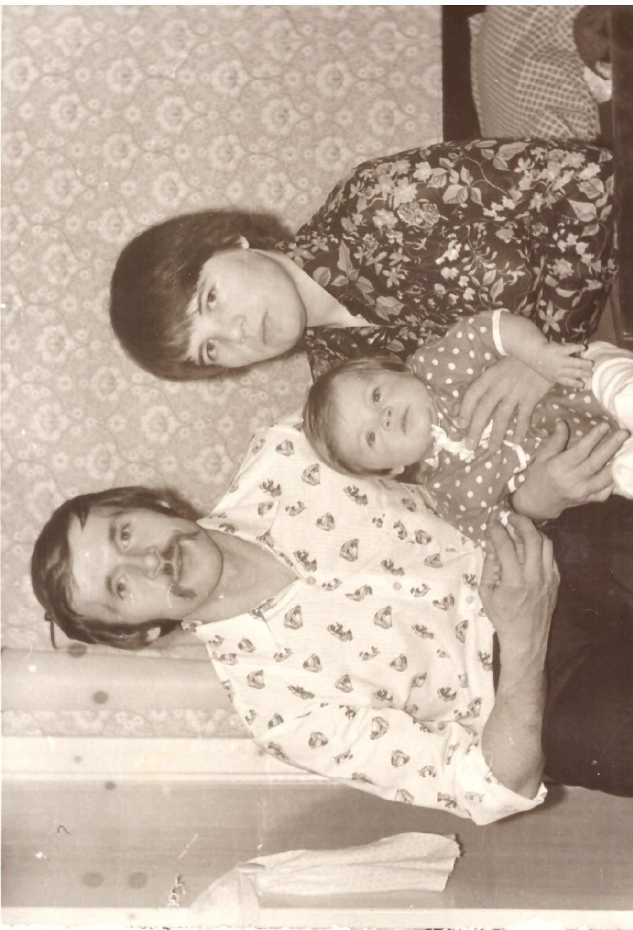 Семья Маныловых  с дочкой Ириной  (1981 год)